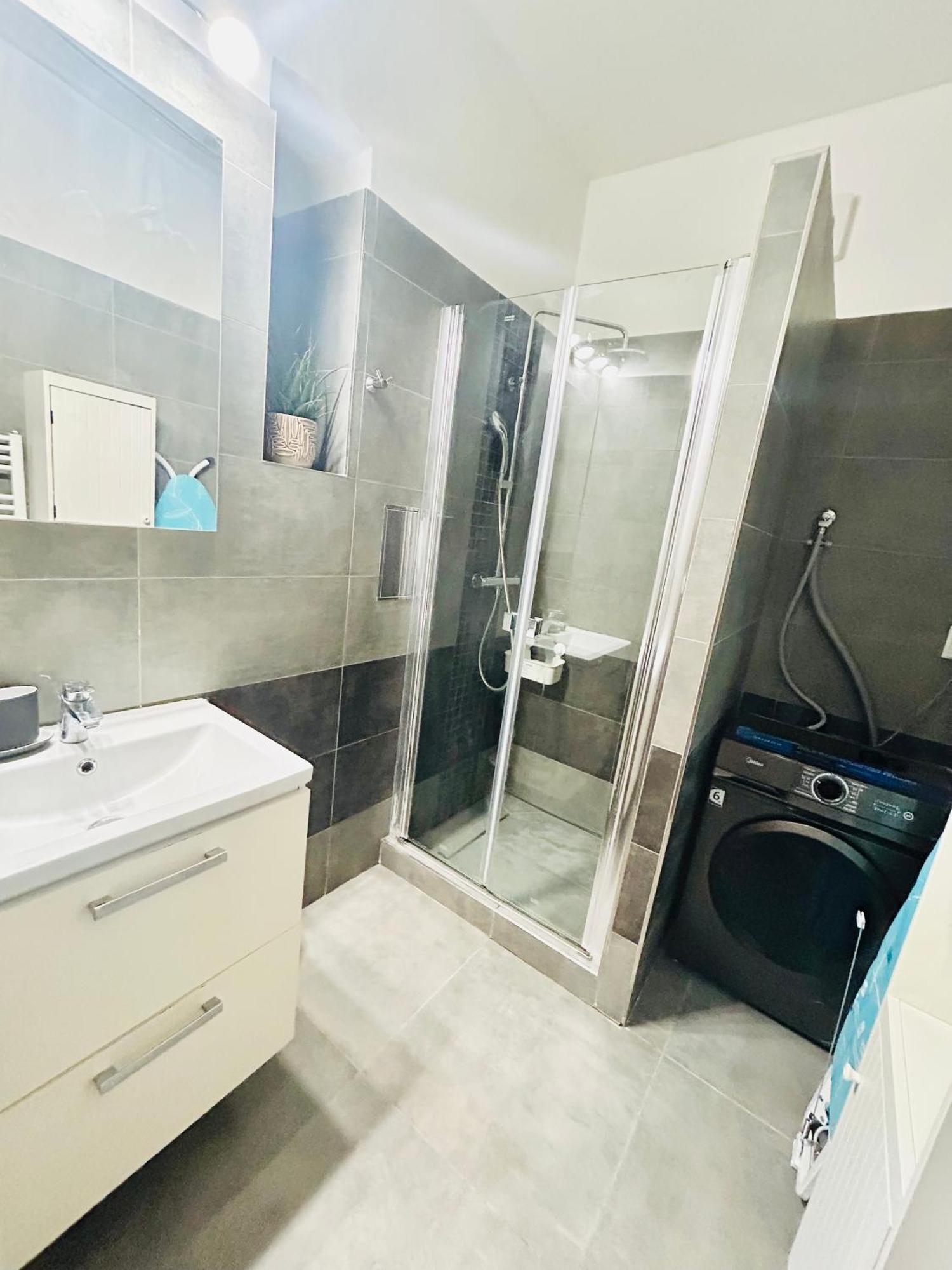 Modern Spacious Apartment In Center Прага Екстер'єр фото