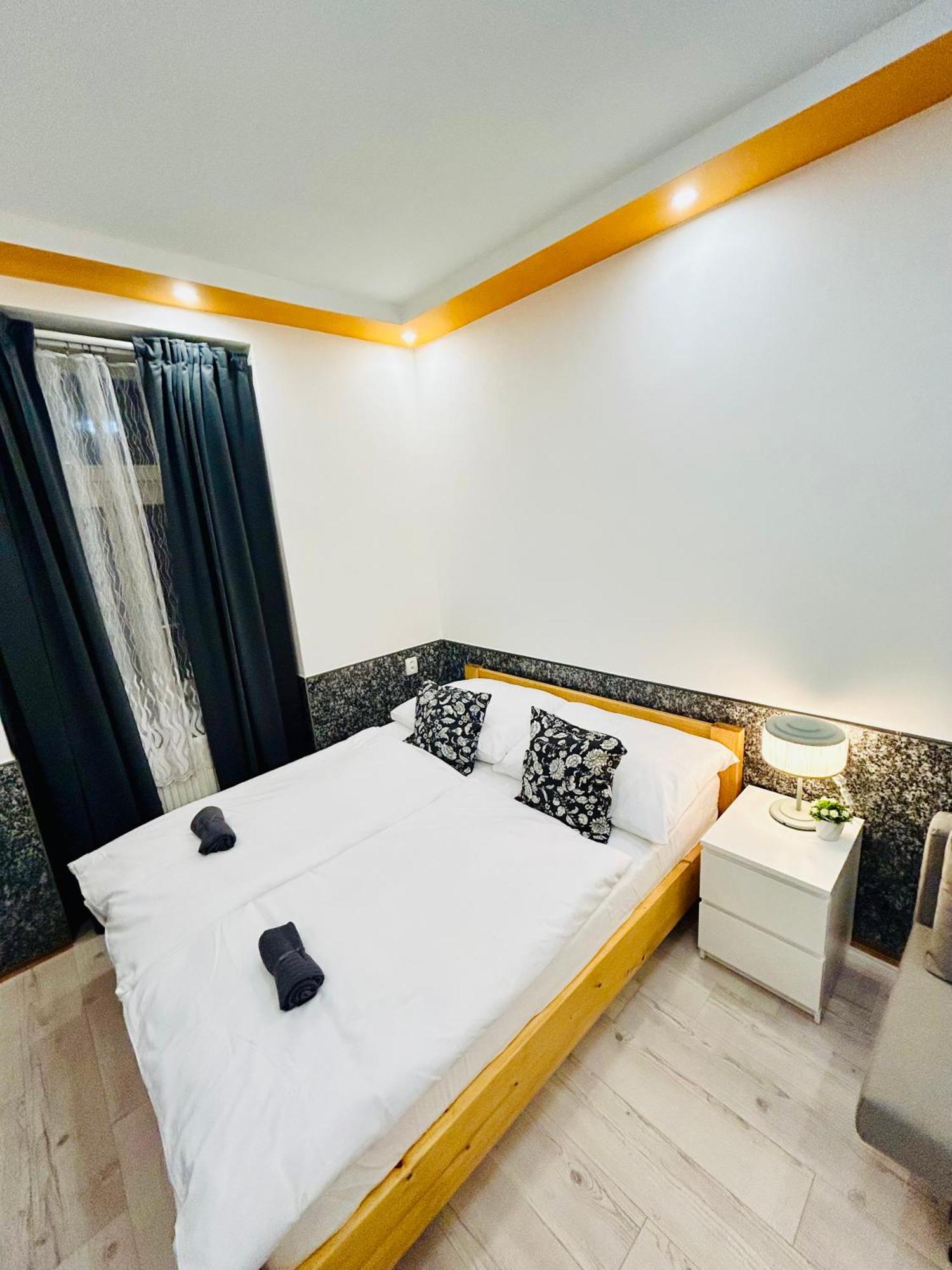Modern Spacious Apartment In Center Прага Екстер'єр фото