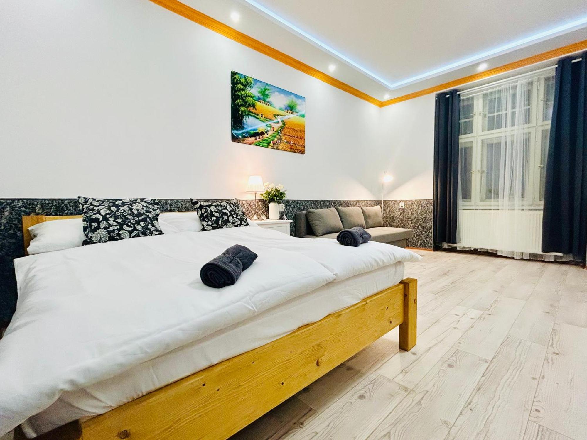 Modern Spacious Apartment In Center Прага Екстер'єр фото