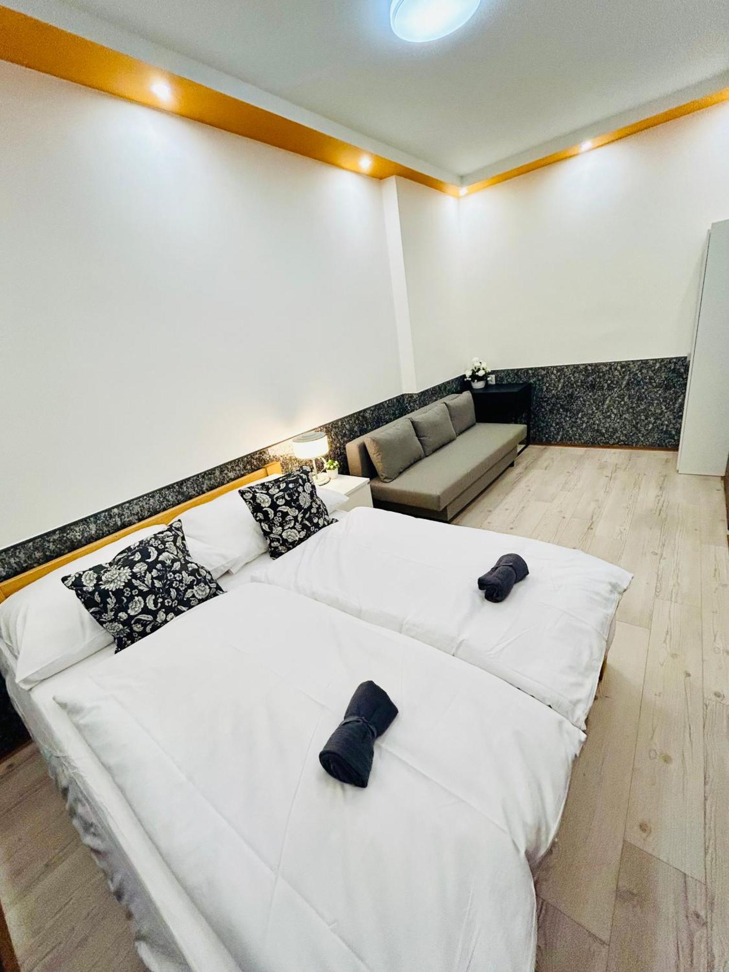 Modern Spacious Apartment In Center Прага Екстер'єр фото