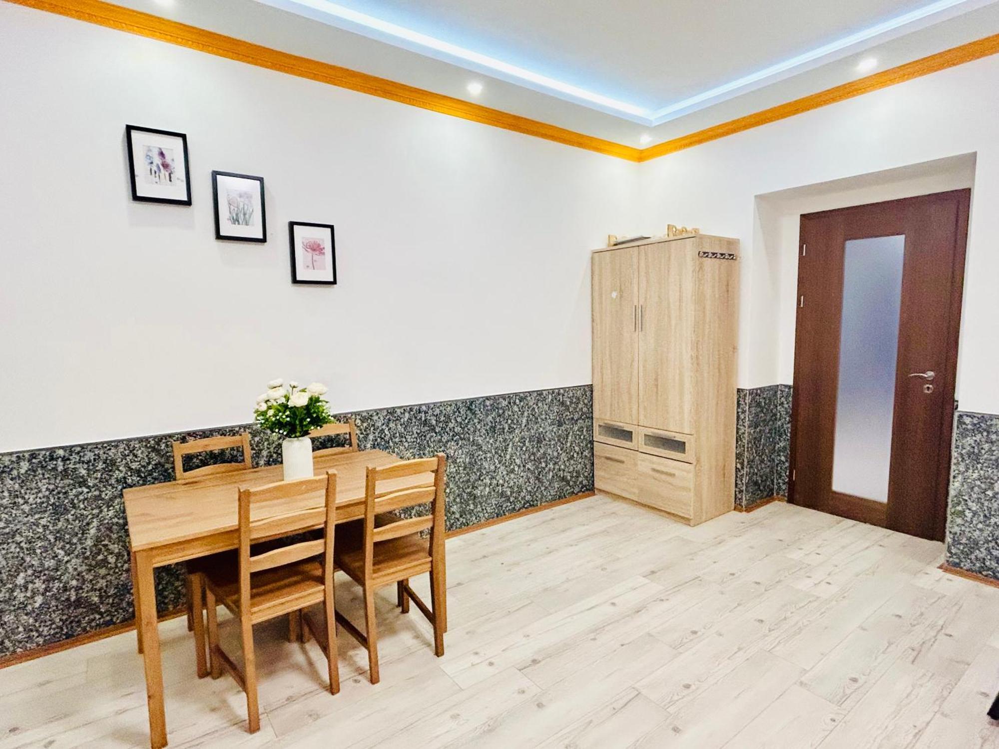 Modern Spacious Apartment In Center Прага Екстер'єр фото