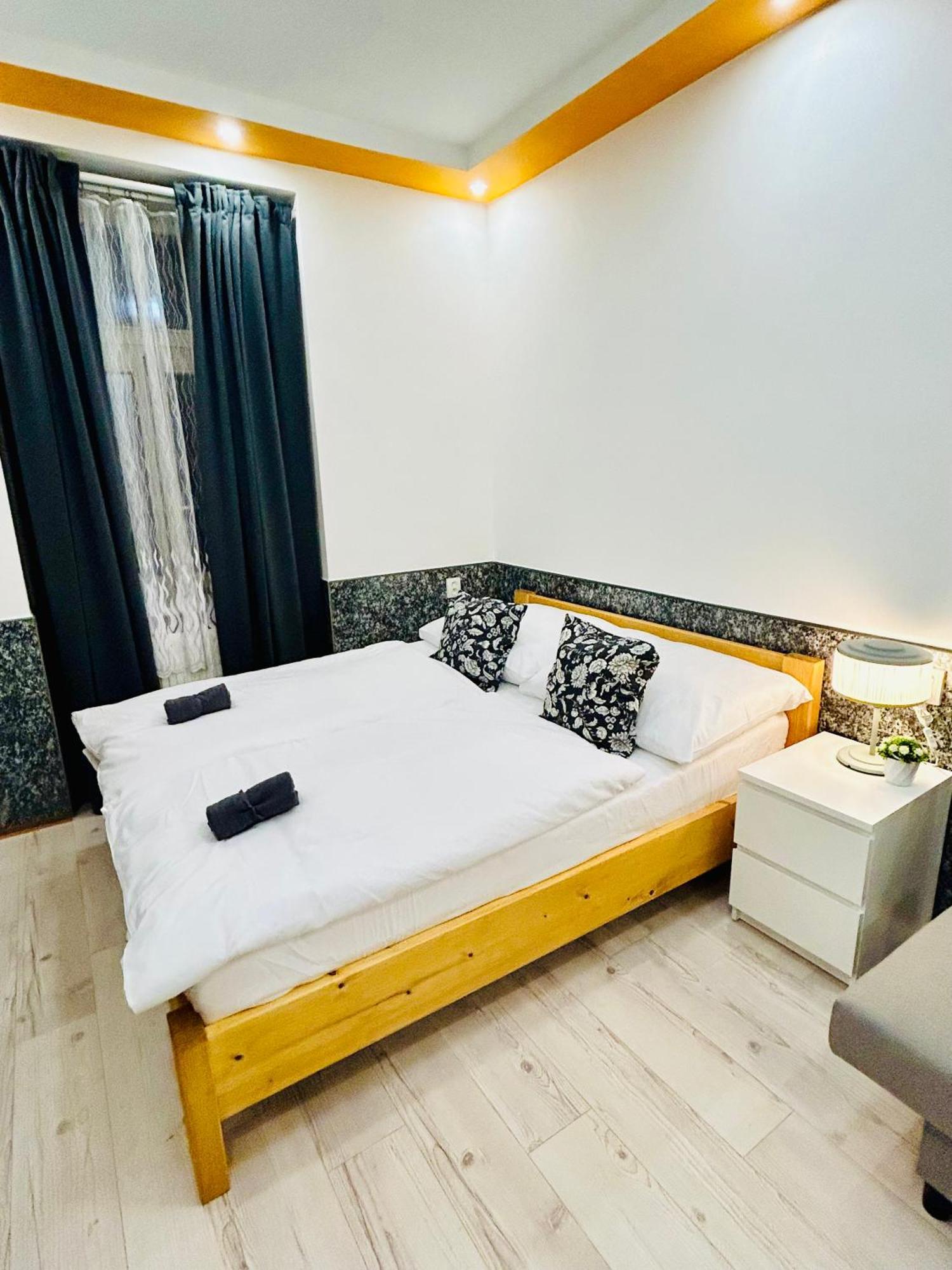 Modern Spacious Apartment In Center Прага Екстер'єр фото