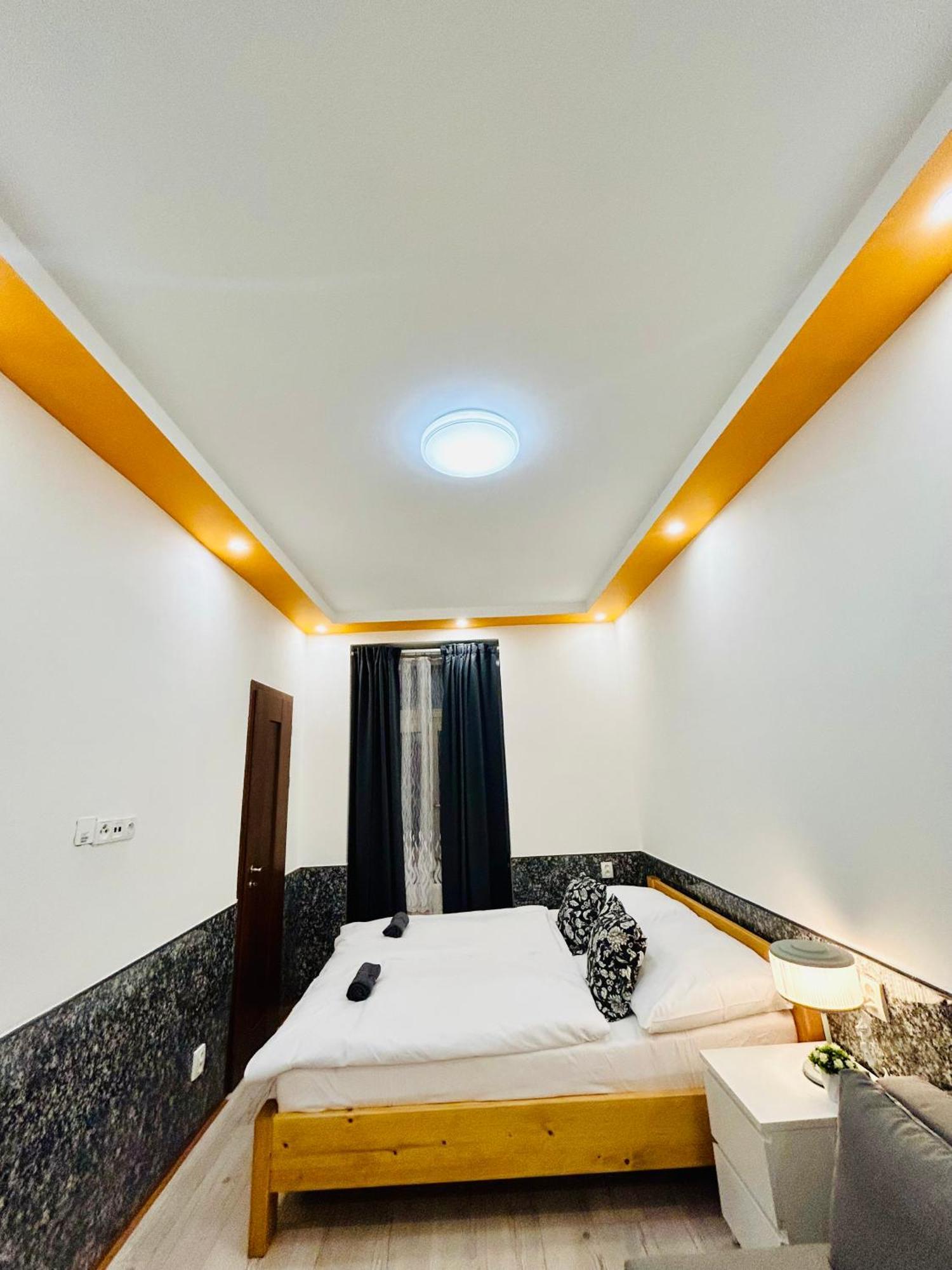 Modern Spacious Apartment In Center Прага Екстер'єр фото