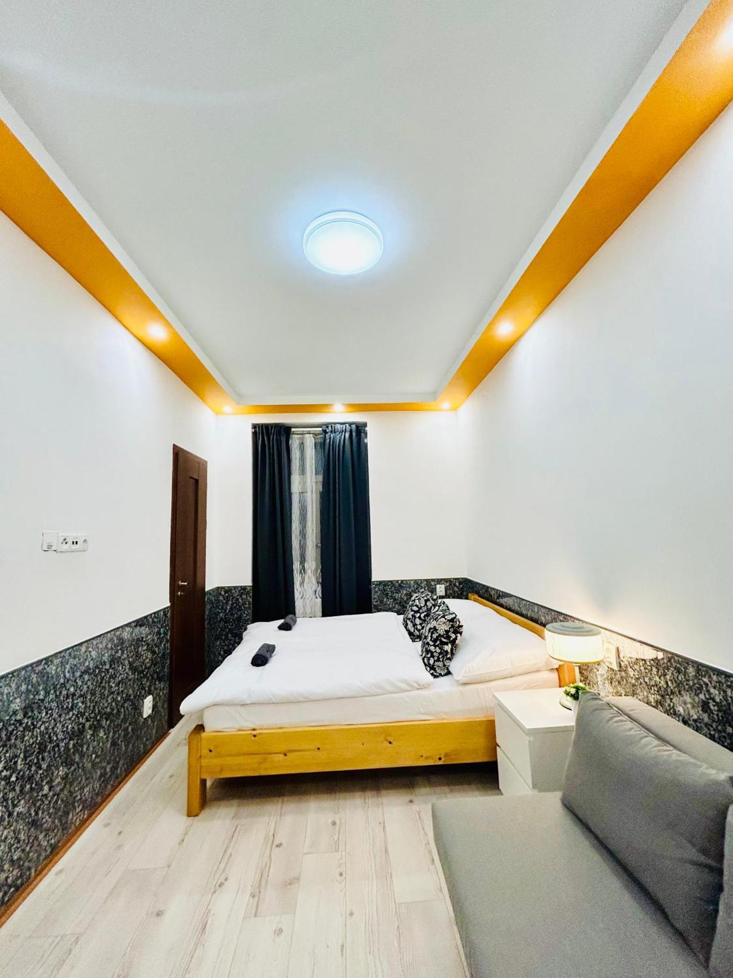 Modern Spacious Apartment In Center Прага Екстер'єр фото